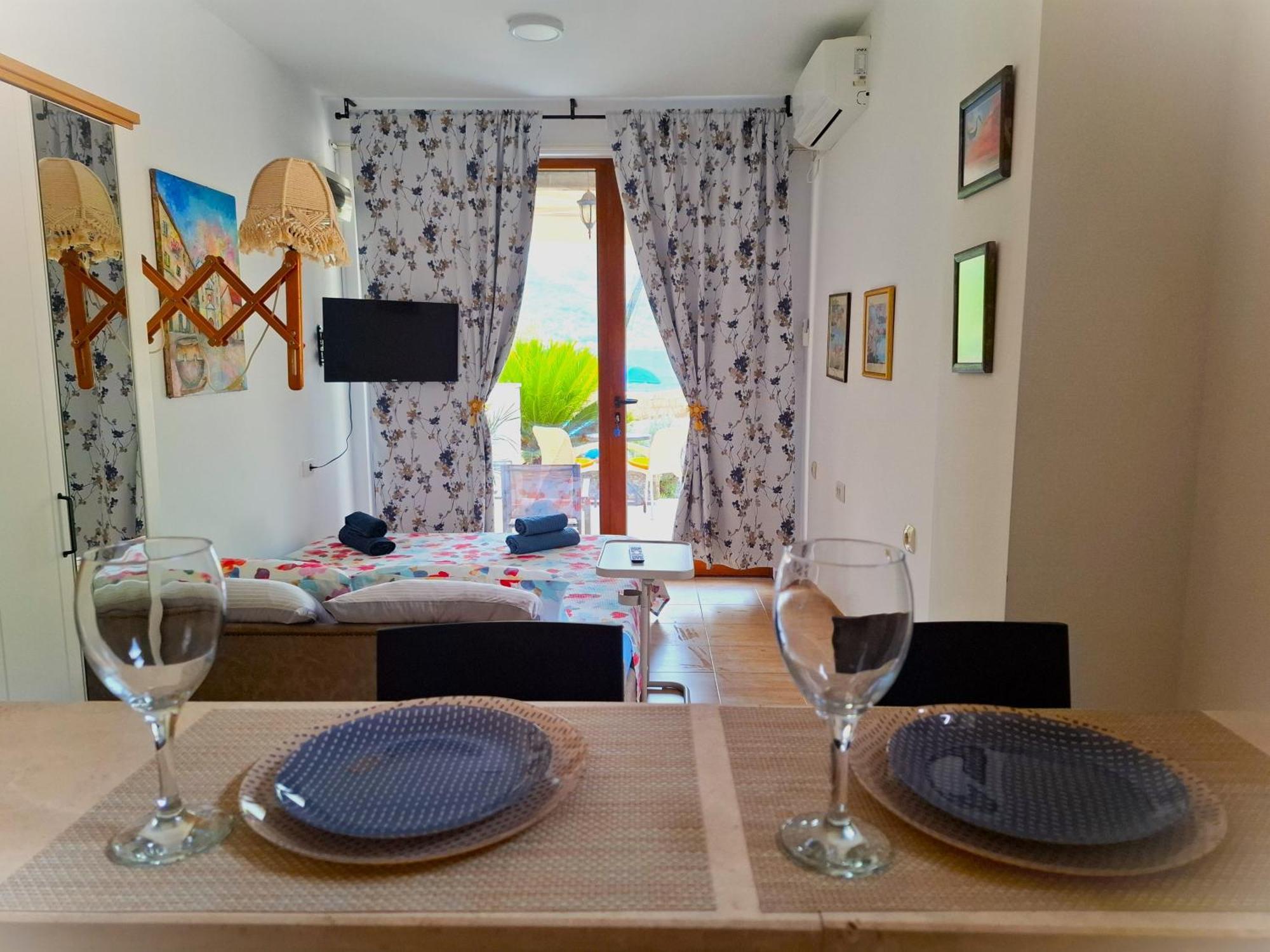 Kadena Apartments โกตอร์ ภายนอก รูปภาพ