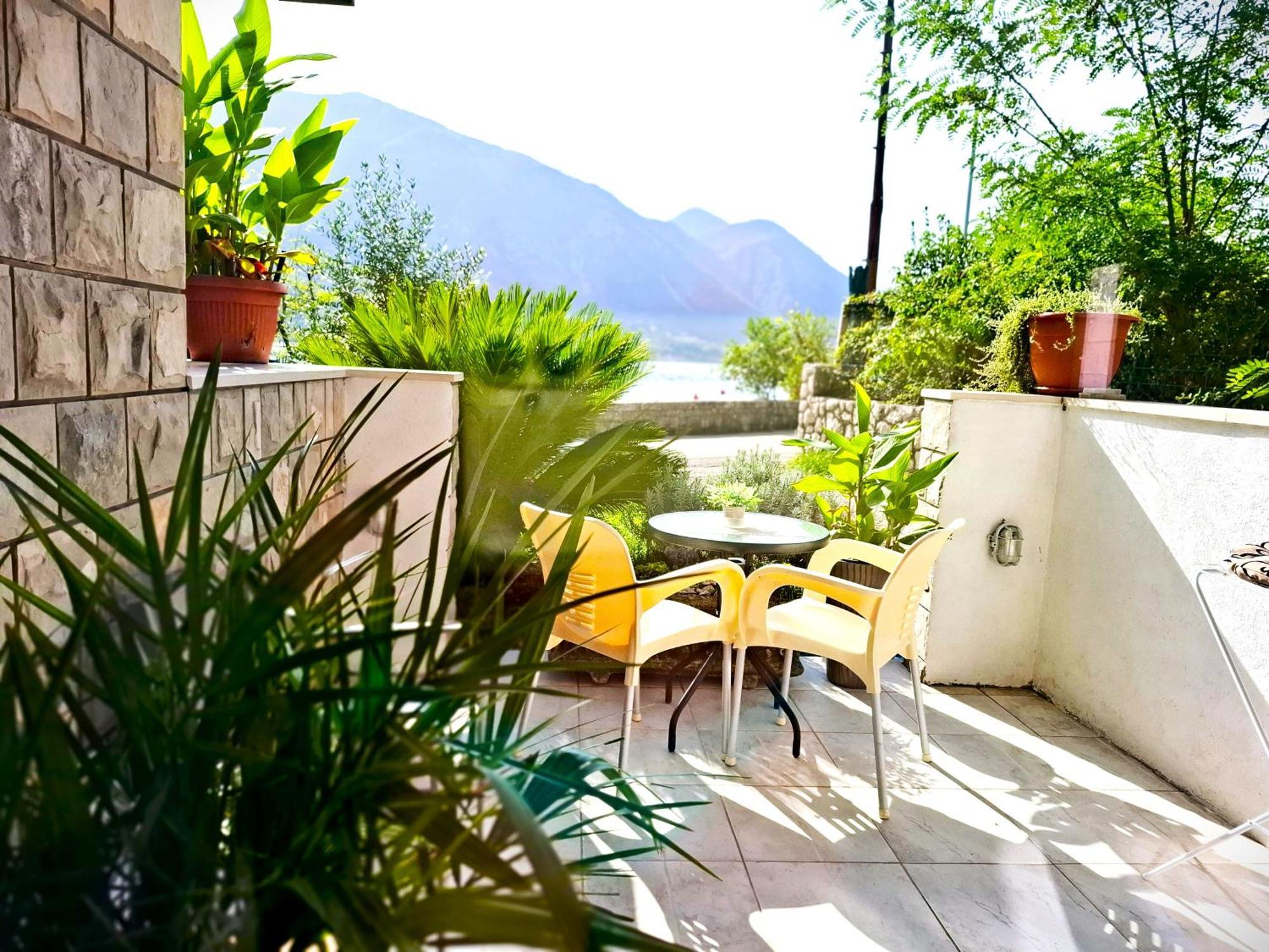 Kadena Apartments โกตอร์ ภายนอก รูปภาพ