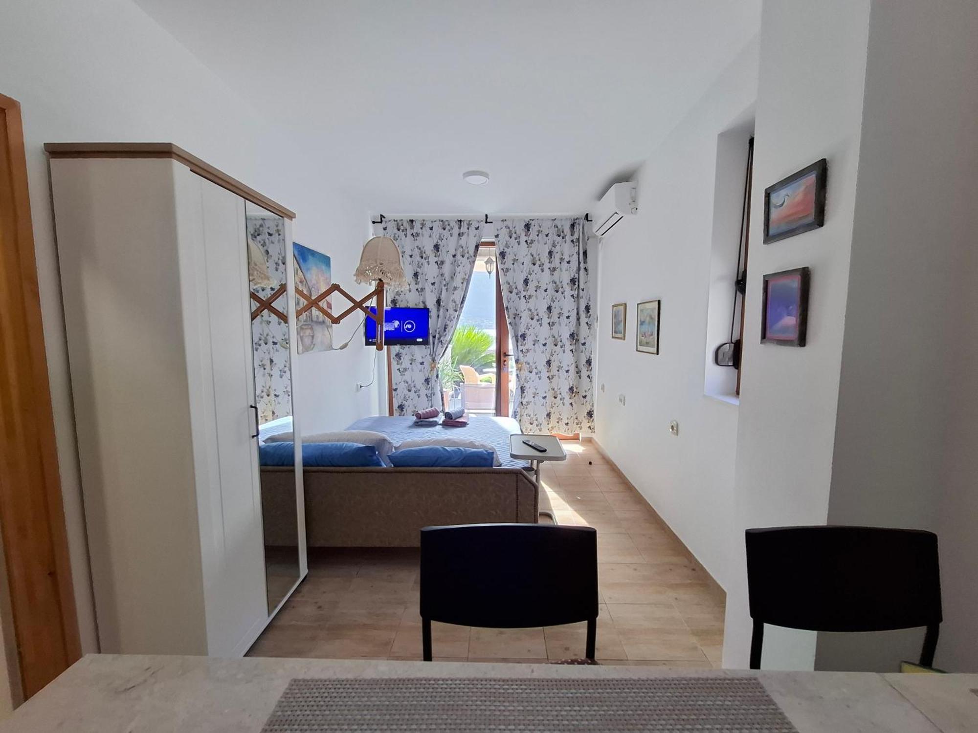 Kadena Apartments โกตอร์ ภายนอก รูปภาพ